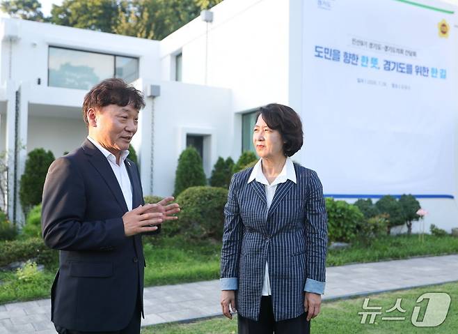남종섭 경기도의회 의장(왼쪽)과 추미애 경기도지사(오른쪽)가 지난 7월 29일 옛 도지사 공관인 도담소에서 만나 대화를 나누고 있다.(도의회 제공. 재판매 및 DB금지)/뉴스1