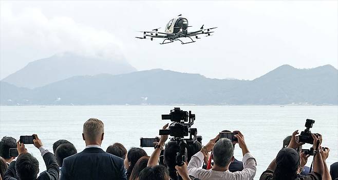 중국 드론 제조업체 이항이 개발한 자율주행 전기수직이착륙기(eVTOL) ‘EH216-S’가 28일 홍콩 사이버포트에서 수평 비행을 선보이고 있다. 이 모델은 한 번 충전으로 승객 2명을 태우고 최고 시속 130㎞로 30㎞를 비행할 수 있다. 이날 첫 시험 비행에는 사람이 탑승하지 않았다. /구동완 기자