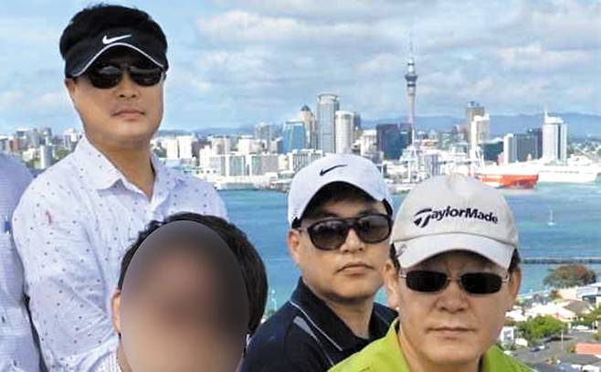 이재명(맨 오른쪽) 대통령이 성남시장으로 재임하던 2015년 1월 호주·뉴질랜드 출장 중에 고(故) 김문기(맨 왼쪽) 전 성남도시개발공사 처장, 유동규(가운데) 전 성남도시개발공사 기획본부장과 함께 찍은 사진. /조선일보 DB