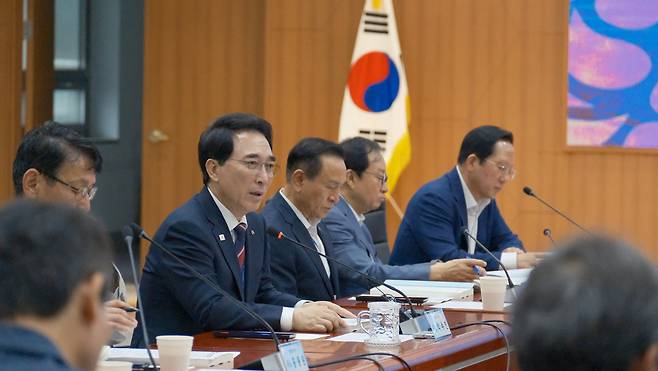 박수현 충남도지사가 1일 도청 대회의실에서 열린 민선 9기 첫 확대간부회의 및 도정과제 추진계획 보고회에서 모두 발언을 하고 있다. 윤신영 기자