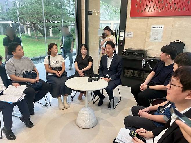 오세훈 서울시장이 1일 잠실르엘 미리내집을 찾아 주거시설을 점검하고 입주 신혼부부들과 간담회를 가지고 있다.ⓒ데일리안 이나영 기자