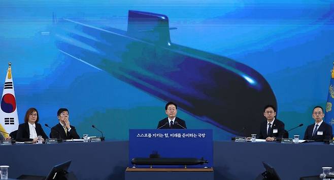 이재명 대통령이 지난 5월 26일 경남 창원시 진해구에서 열린 제1회 미래국방전략위원회에서 핵추진잠수함 기본계획 발표를 듣고 있다. 청와대통신사진기자단