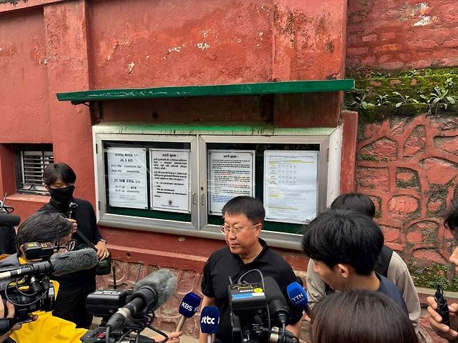 조현문 소방청 중앙119구조본부장이 31일 네팔 대홍수로 연락이 끊긴 한국인을 찾기 위해 육상수색팀을 이끌고 사고 현장으로 이동하기 전 상황을 설명하고 있다. 정봉비 기자