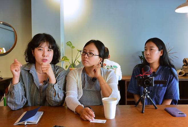 유튜브 채널 논논 제작팀은 7월 29일 전북 김제의 논논 라운지에서 한국일보와 만나 "콘텐츠는 누구나 만들 수 있지만 넘쳐 나면 오히려 노이즈가 될 수 있다"며 "의미가 있으려면 서사와 일관성이 있어야 된다"고 말했다. 오른쪽부터 지희 PD, 최별 대표, 전지영 PD.