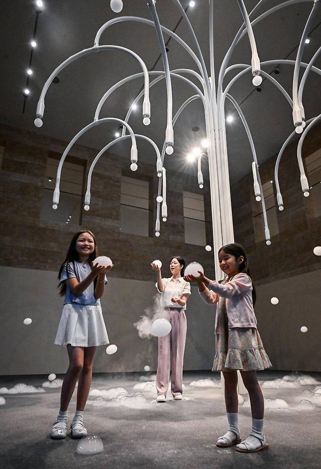 1일 인천 영종구 파라다이스시티 내 아트스페이스에서 모델들이 A.A.무라카미(A.A.Murakami)의 개인전 ‘New Nature’ 속 작품 ‘뉴 스프링’을 관람하고 있다. 전시는 1일부터 2027년 2월 10일까지 파라다이스시티 아트스페이스에서 열린다. 정다빈 기자