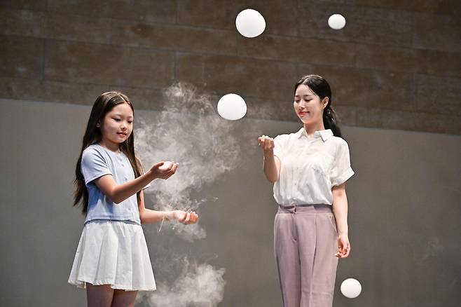 1일 인천 영종구 파라다이스시티 내 아트스페이스에서 모델들이 A.A.무라카미(A.A.Murakami)의 개인전 ‘New Nature’ 속 작품 ‘뉴 스프링’을 관람하고 있다. 전시는 1일부터 2027년 2월 10일까지 파라다이스시티 아트스페이스에서 열린다. 정다빈 기자