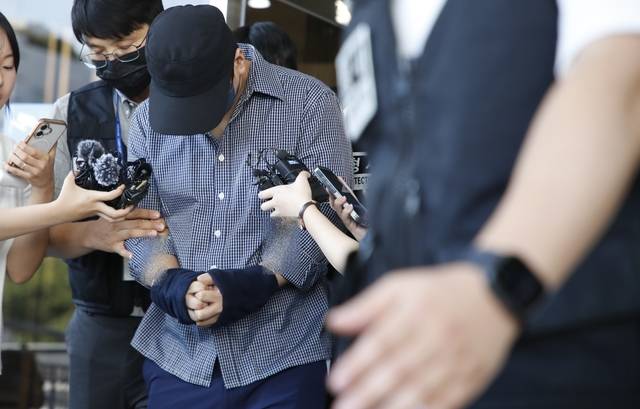 실종자 허위 종결 사건으로 직무유기 등 혐의를 받고 있는 제주 서부경찰서 소속 부모 경장이 지난달 25일 제주지방법원에서 구속 전 피의자 심문(영장실질심사)를 받은 후 이동하고 있다. 뉴시스