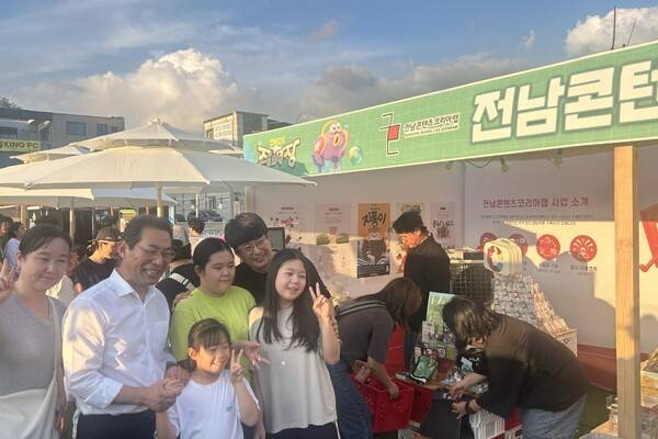 방문객들과 기념 촬영 중인 손훈모 순천시장. 전남정보문화산업진흥원 제공