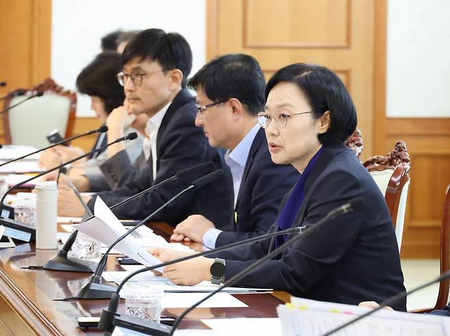 ▲한성숙 국무총리가 2일 서울 종로구 정부서울청사에서 열린 해상풍력발전위원회 1차 회의에서 발언하고 있다. 사진=연합뉴스