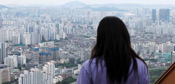 서울 영등포구 여의도 63빌딩 전망대에서 바라본 시내 곳곳에 자리 잡은 아파트 전경. 연합뉴스 자료사진