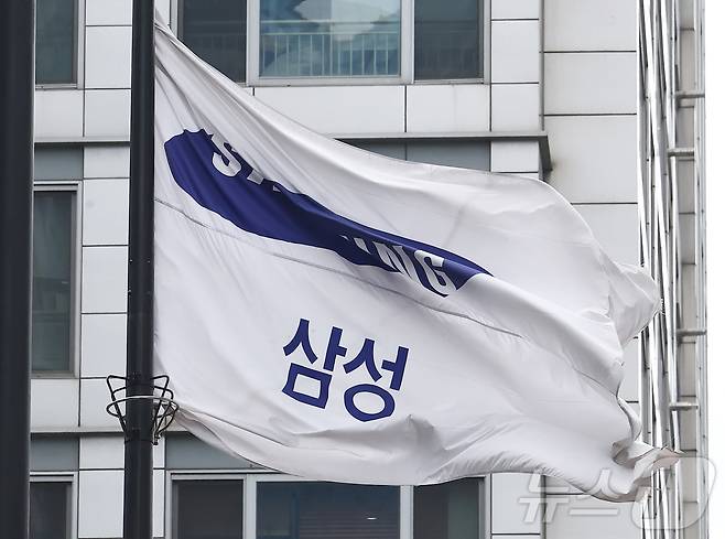 서울 서초구 삼성전자 사옥에서 삼성그룹 깃발이 바람에 펄럭이고 있다.2026.5.26 ⓒ 뉴스1 김민지 기자