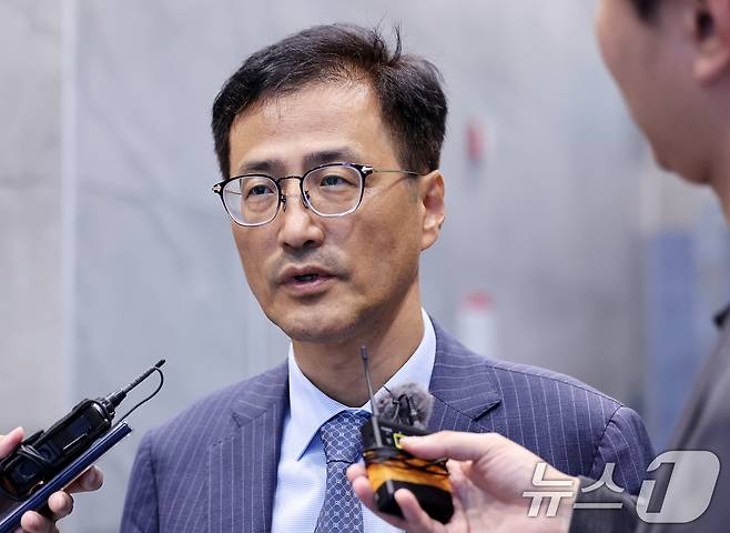 6.3 지방선거 투표용지 부족 의혹 등을 수사하는 이태한 선거관리위원회 특별검사가 24일 서울 서초구 선관위 특검 임시사무실로 첫 출근을 하며 취재진 질문에 답하고 있다. 2026.8.24 ⓒ 뉴스1 박지혜 기자