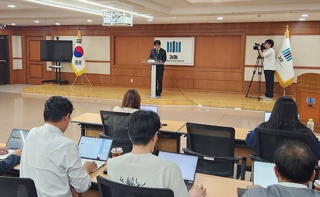 신태훈 광주지검 차장검사가 2일 광주지검 중회의실에서 언론브리핑을 열어 여자 고등학생 살해범 장윤기 사건 축소 의혹을 받는 경찰청 국가수사본부 전현직 간부 4명에 대한 수사 결과를 발표하고 있다. 김용희 기자 kimyh@hani.co.kr