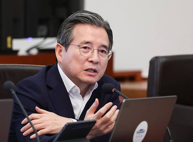 단일 종목 레버리지 상장지수펀드(ETF) 논란 등으로 국민의힘 등 야당으로부터 사퇴 요구를 받아온 김용범 청와대 정책실장이 1일 이재명 대통령의 사의 수리로 물러났다. 뉴스1
