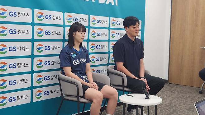 1일 가평 GS칼텍스 청평체육관에서 열린 미디어데이에 참석한 이영택 감독(오른쪽)과 주장 유서연. 가평=김효경 기자