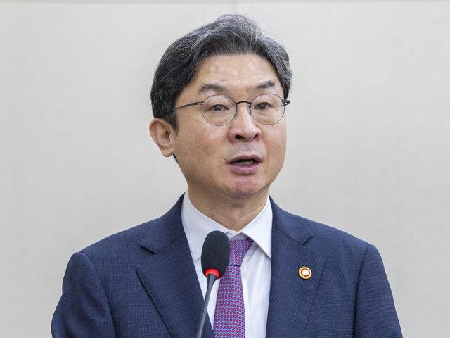 이억원 금융위원장이 26일 국회에서 열린 정무위원회 전체 회의에 출석해 2025 회계연도 결산안 통과에 대한 인사말을 하고 있다. 연합뉴스