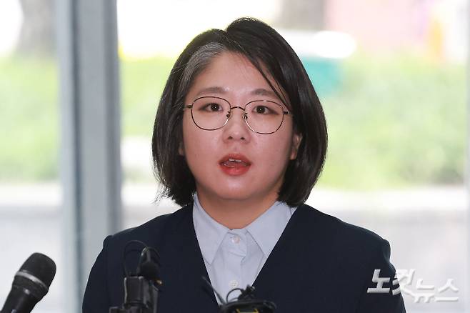 용혜인 성평등가족부 장관 후보자가 2일 오전 서울 서대문구 한국청소년활동진흥원에 마련된 인사청문회 준비 사무실로 출근하고 있다. 류영주 기자