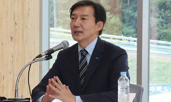 조국 혁신정책연구원장이 2일 오후 전남광주 신안군 압해읍 보훈회관에서 열린 '2026 신안군 명사 초청 특강'에서 '호남정치의 미래'를 주제로 강연하고 있다. 뉴스1