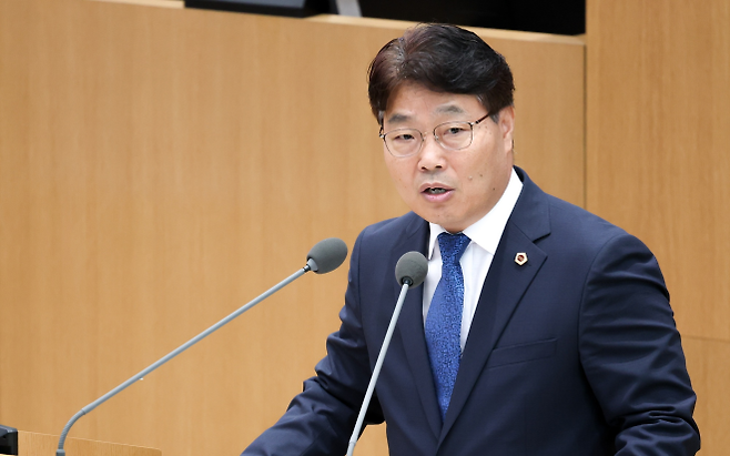 ▲김성태 의원이 2일 열린 제393회 임시회 제2차 본회의에서 5분 자유발언을 통해 농정예산 확대와 농업인 폭염 안전체계 구축을 촉구하고 있다. (사진=경기도의회)