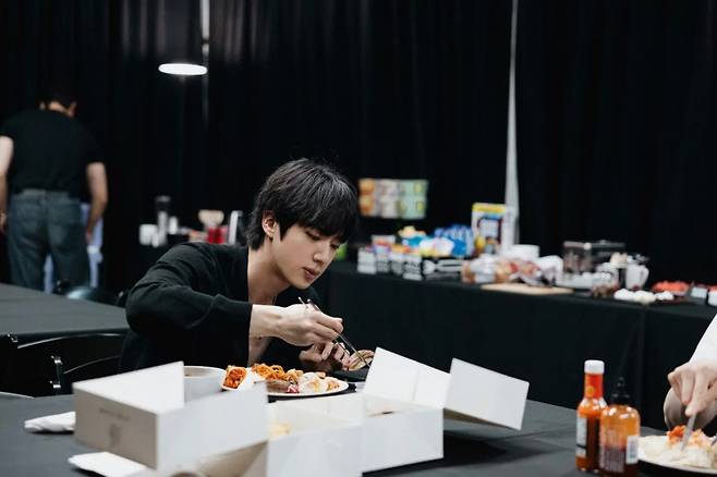 'Rei dos ingressos esgotados', Jin do BTS, visuais deslumbrantes → Show fantástico... agita a Cidade dos Ventos, Chicago, liderando as tendências em tempo real