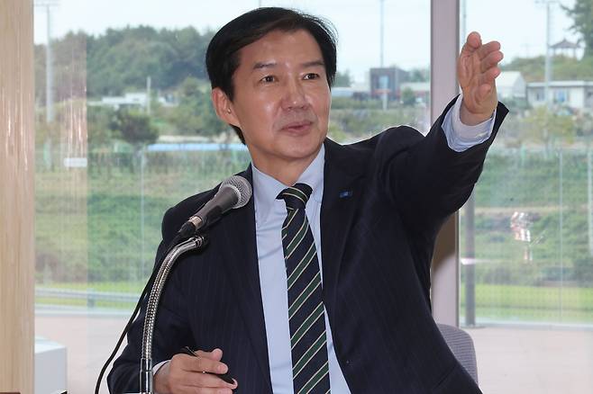 조국 조국혁신당 혁신정책연구원 원장이 2일 오후 전남광주 신안군보훈회관에서 열린 특강에서 참석자의 질문을 듣고 있다. 연합뉴스