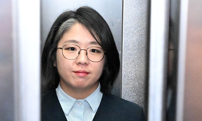 용혜인 성평등가족부 장관 후보자가 2일 서울 서대문구에 마련된 인사청문회 준비 사무실로 출근하고 있다. 공동취재사진