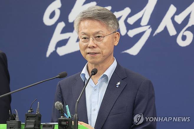 의대 신설 후보지 발표하는 민형배 시장 (전남광주=연합뉴스) 민현기 기자 = 민형배 전남광주통합특별시장이 30일 오후 특별시청 광주청사에서 열린 국립 의대 신설 후보대학 발표 기자회견에서 순천대를 선정하게 된 배경을 설명하고 있다. 2026.8.30 mhk0226@yna.co.kr