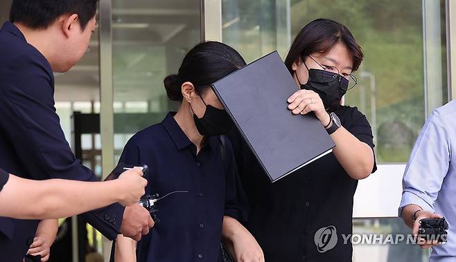 '천안 교회 11세 학대 사망' 외할머니 영장심사 출석 (천안=연합뉴스) 변선진 기자 = 충남 천안의 한 교회에서 생활하던 11세 외손자를 학대해 숨지게 한 혐의(아동학대치사)를 받는 외조모가 11일 오전 구속 전 피의자 심문(영장실질심사)을 받기 위해 대전지법 천안지원으로 들어서고 있다. 2026.8.11 bysj@yna.co.kr