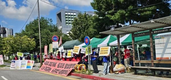 오산 세교3지구 비상대책위원회가 3일 한국토지주택공사(LH) 오산동탄사업본부 앞에서 총사업비 증액과 임대주택 비율 조정, 사업기간 단축 등을 촉구하는 제6차 집회를 열고 있다. 2026.9.3 /세교3 비대위 제공