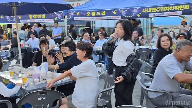 ◇3일 밤 화천군 사내면 사창리에서 처음으로 열린 '별별 야시장'에 지역 주민들 1,000여명이 북적이며 성황을 이뤘다. 사진은 사내면의 한 중학생이 주민들 사이에서 축하공연으로 '랩'을 펼치고 있는 모습. 화천=이무헌기자