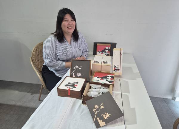 산청곶감으로 고급 디저트 '감선옥'을 만든 이다혜 씨. 고급진 전통 디자인으로 포장된 감선옥을 소개하고 있다. /김태섭 기자