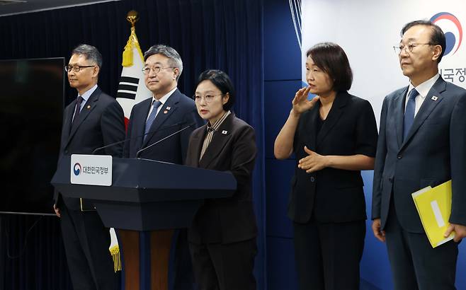 한성숙 국무총리가 3일 서울 종로구 정부서울청사에서 행정·공공기관 이전 및 공공기관 기능 개혁 관련 기자회견을 갖고 있다. 신태현 기자 holjjak@(이투데이DB)