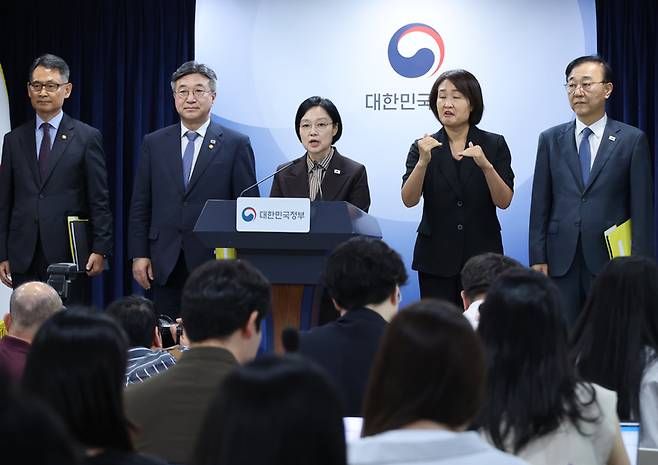 ▲한성숙 국무총리가 3일 서울 종로구 정부서울청사에서 열린 행정·공공기관 이전 및 공공기관 기능 개혁 관련 기자회견을 하고 있다. 사진=연합뉴스