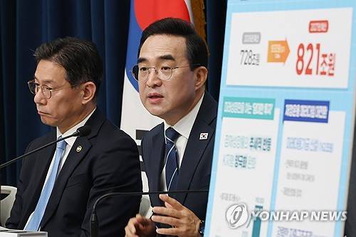내년 예산안 브리핑하는 박홍근 기획처 장관(세종=연합뉴스) 김주성 기자 = 박홍근 기획예산처 장관이 28일 세종시 정부세종청사에서 2027년도 예산안과 2026~2030년 국가재정운용 계획에 대해 브리핑하고 있다. 왼쪽은 조용범 차관. 2026.9.1 utzza@yna.co.kr