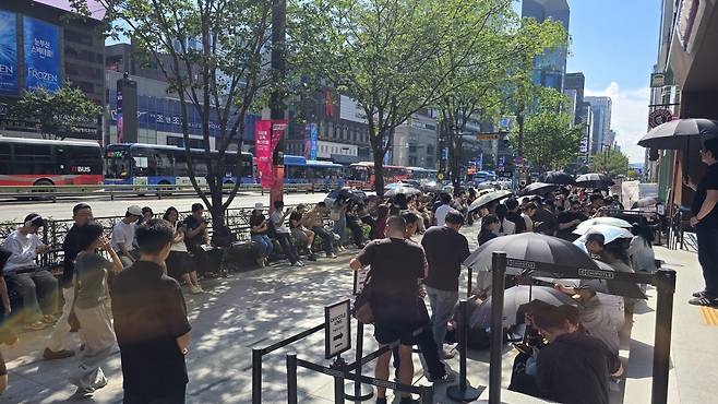3일 치폴레 강남점 매장 입장을 위해 대기중인 방문객들이 줄지어 있다. (사진=김지우 기자)