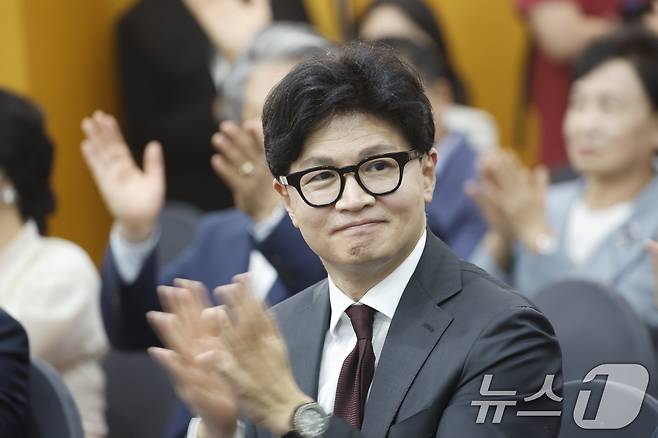 한동훈 무소속 의원이 9월 2일 전남광주통합특별시 서구 홀리데이인 호텔에서 열린 김화진 국민의힘 전남광주통합특별시당 위원장 취임식에 참석해 박수를 치고 있다. 2026.9.2 ⓒ 뉴스1 김태성 기자