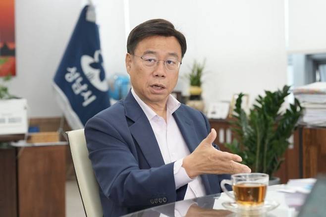 신상진 성남시장이 지난달 27일 시장 집무실에서 본지와 인터뷰하며 분당 재건축 활성화 방안 등을 설명하고 있다.