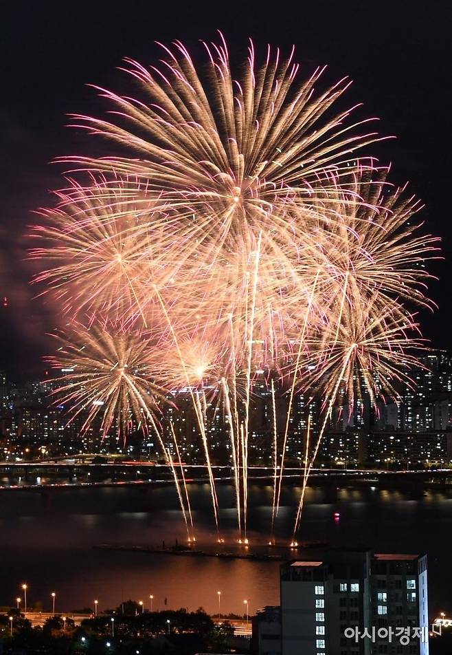 오는 5일 서울 여의도 한강공원 일대에서 열리는 '서울세계불꽃축제 2026'을 앞두고 이른바 '불꽃 명당'을 둘러싼 암표와 자리 거래가 기승을 부리고 있다. 김현민 기자 kimhyun81@