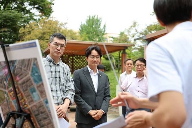 서준오 노원구청장(가운데)이 어린이교통공원에서 신속통합기획 자문위원들과 함께 중계그린아파트 재건축사업 브리핑을 듣고 논의하고 있다. 노원구 제공.