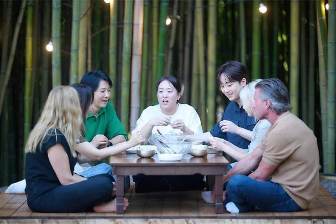 ‘한국인의 밥상’ 이찬원, 외국인 손님에 ‘손하트’ 세례 (사진: 한국인의 밥상)