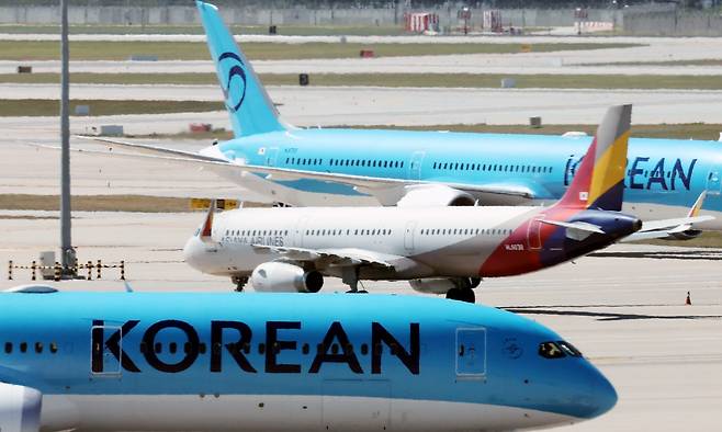 인천국제공항 제2여객터미널 활주로에 대한항공과 아시아나 항공기가 이동하고 있다. 2026.08.12 인천공항=뉴시스