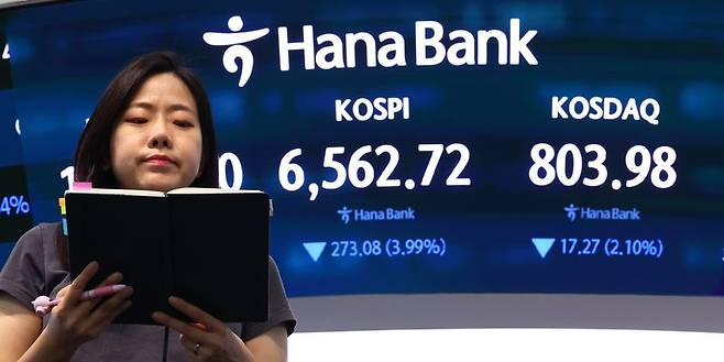 코스피가 전날 대비 273.08p(3.99%) 하락한 6562.72로 마감한 2일 서울 중구 하나은행 본점 딜링룸 전광판에 코스피 등이 표시돼 있다. 뉴시스 제공