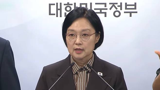 한성숙 국무총리가 오늘(3일) 정부서울청사에서 행정·공공기관 이전 및 공공기관 기능 개혁 방안을 발표하고 있다. (SBS 캡처)