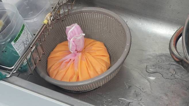서울시가 적발한 한 의료기관에서 조직물류폐기물을 거름망에 담은 채 혈액 등 액체 성분을 개수대를 통해 하수관으로 흘려보내고 있다. 서울시 제공