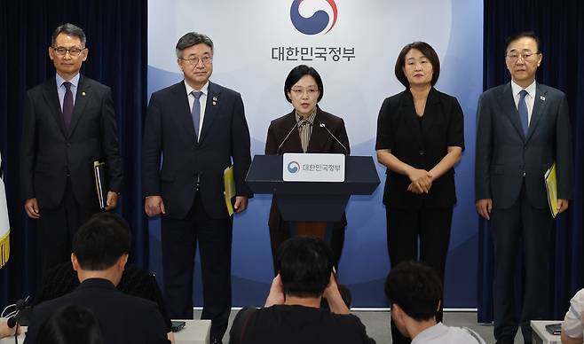 한성숙 국무총리가 3일 서울 종로구 정부서울청사에서 행정·공공기관 이전 관련 기자회견을 하고 있다. 윤호중 행안부장관, 김윤덕 국토부장관, 허장 재경부2차관이 배석했다. 뉴스1