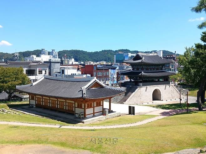 공북문과 최근 복원한 중영. 공북문 너머에는 대사지를 동쪽으로 남강까지 이은 해자가 있었다.