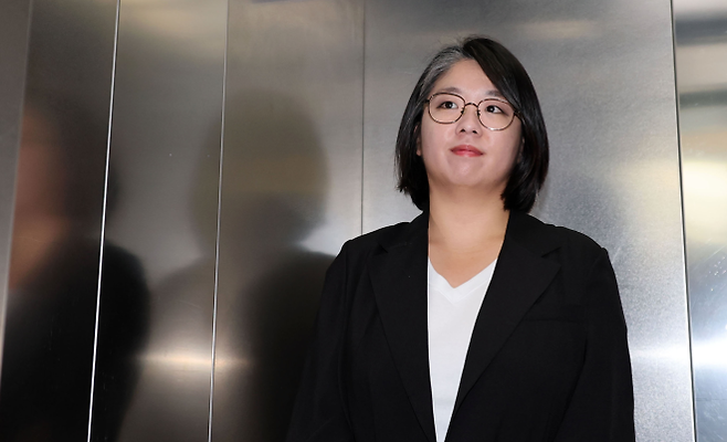 용혜인 성평등가족부 장관 후보자가 3일 서울 서대문구에 마련된 인사청문회 준비 사무실로 출근하고 있다. 연합뉴스