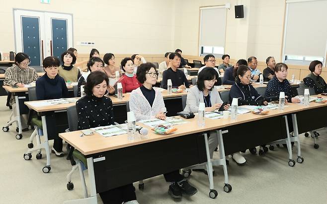 전북도농업기술원이 파프리카의 천적 활용 및 데이터 기반을 통해 생산 안정화 방안을 찾는 세미나를 개최했다. ⓒ전북도농업기술원 제공