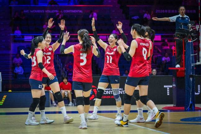 한국 여자 배구대표팀이 지난달 26일 중국 톈진에서 열린 2026 아시아배구연맹(AVC) 아시아선수권대회 조별리그 C조 3차전에서 홍콩을 상대로 득점한 뒤 기뻐하고 있다. /사진=FIVB 공식 홈페이지 갈무리