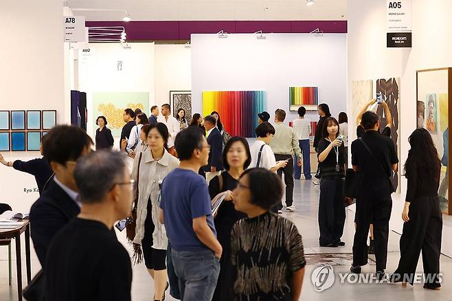 눈길 끄는 작품들 (서울=연합뉴스) 진연수 기자 = 2일 서울 강남구 코엑스에서 열린 '키아프 서울(Kiaf SEOUL) 2026'을 찾은 관람객들이 작품을 살펴보고 있다. 2026.9.2 jin90@yna.co.kr